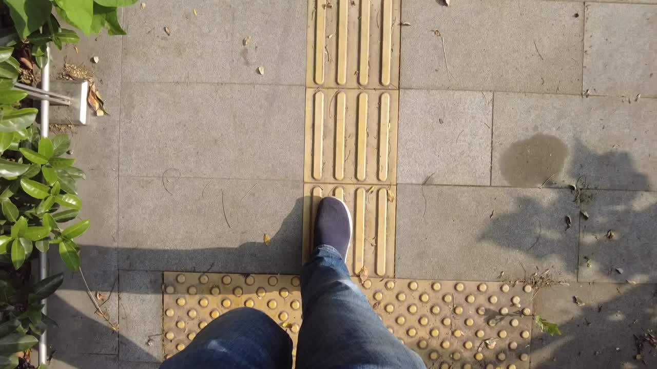 persona que camina por la acera