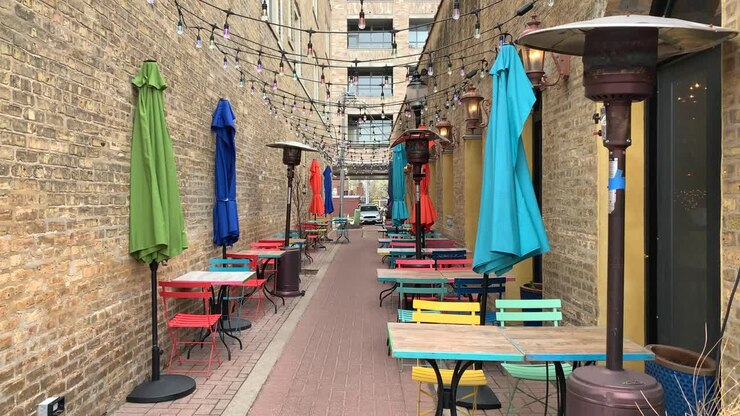 Zona pranzo colorata tra edifici durante una giornata all'aperto