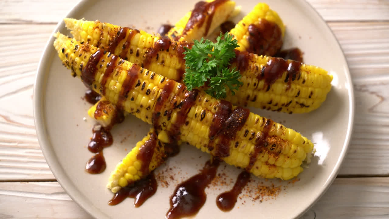 바베큐 소스를 곁들인 구운 옥수수