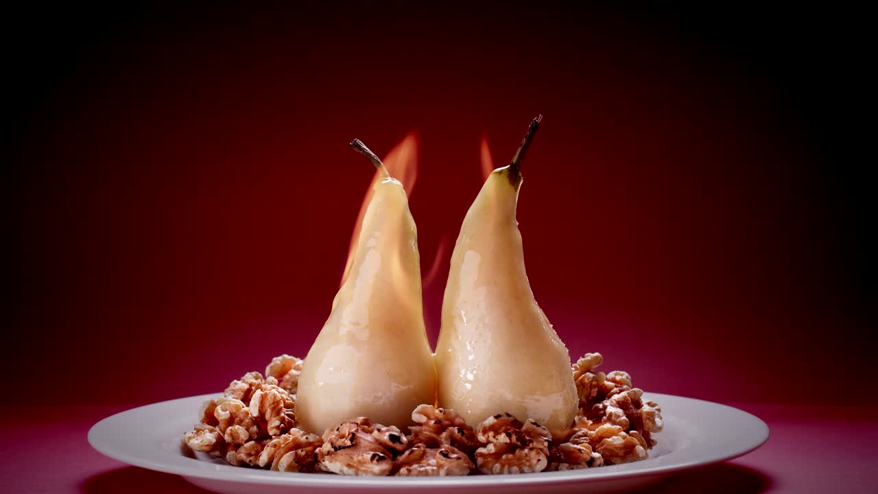 delicioso postre de peras flameantes dulces