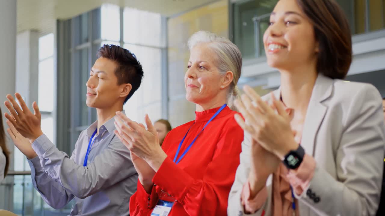 Business people applauding in the business seminar 4k