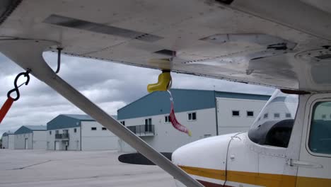 antes de quitar la etiqueta de vuelo en el ala de la aeronave soplada por el viento en el aeropuerto