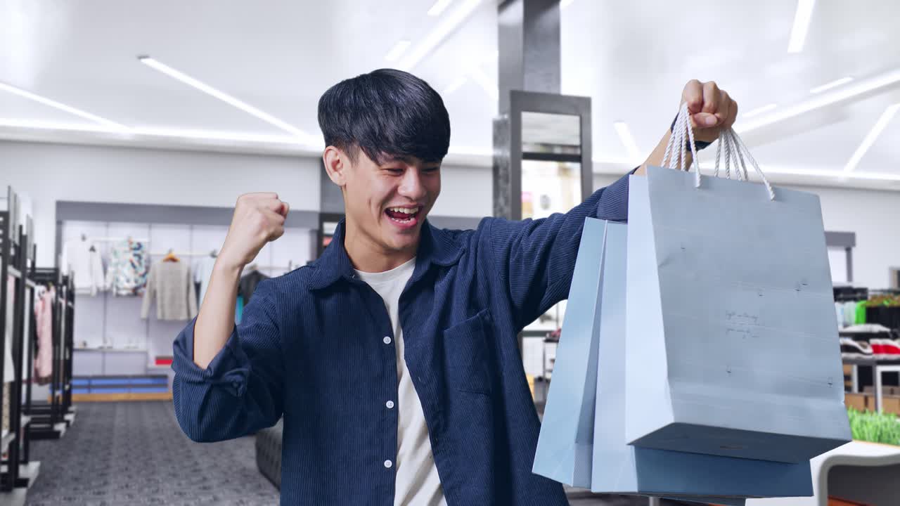 쇼핑 가방 을 들고 행복 한 쇼핑객