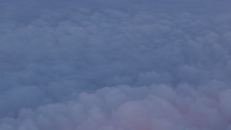 el avión está volando por encima de las nubes vista desde la ventana