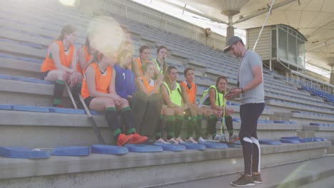 entrenador de hockey hablando con jugadoras