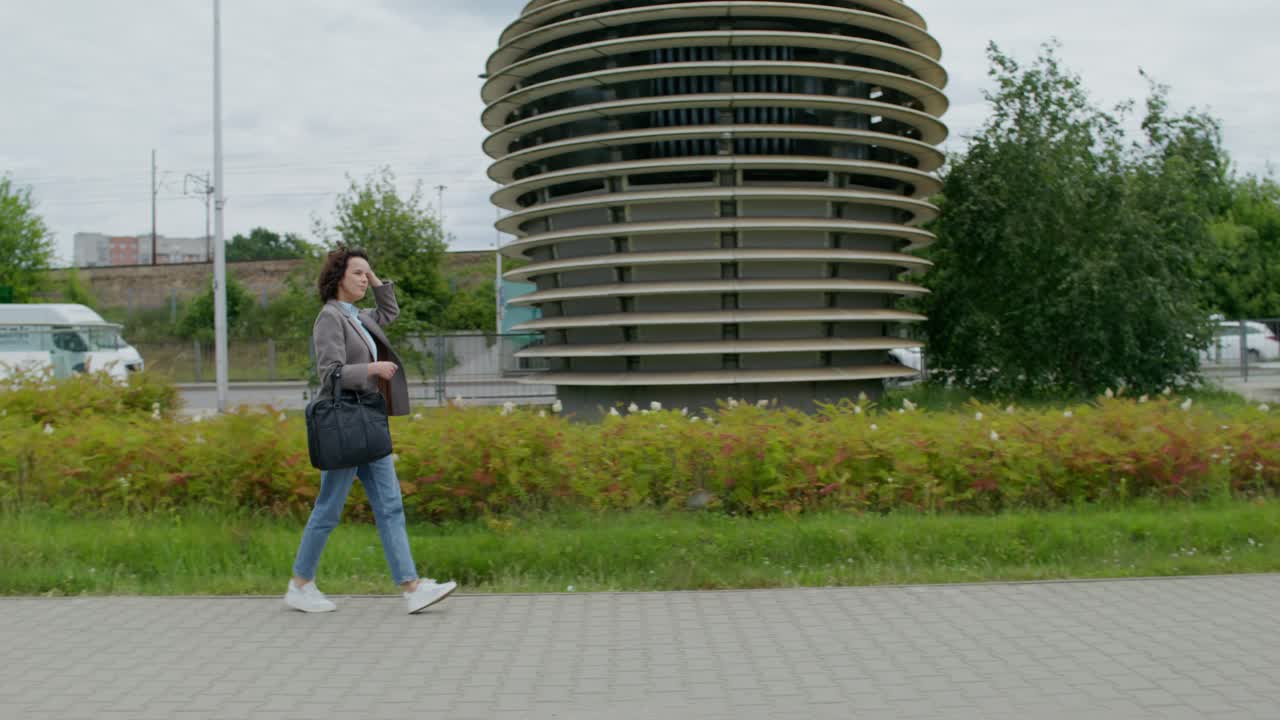 mujer caminando en un parque urbano