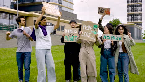 Grupo-De-Personas-En-Una-Protesta-Con-Megáfonos-Y-Pancartas