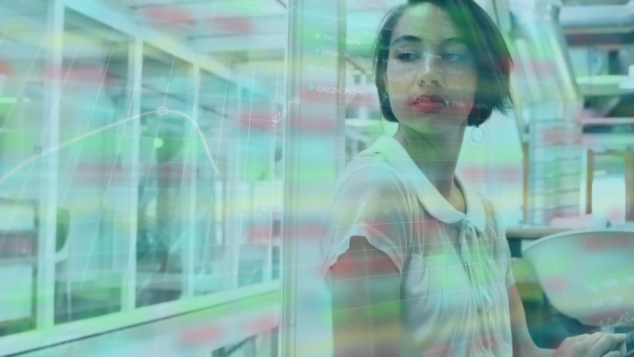 사무실에서 사업가 여성에 대한 금융 데이터 처리의 애니메이션