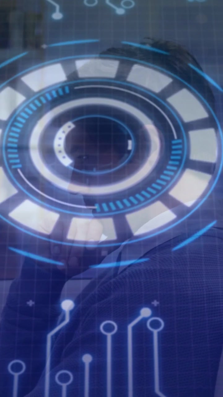 Video verticale: Uomo riflesso che si muove sullo stivale mentre l'HUD ruota e scansiona mostrando lo stato della tecnologia.