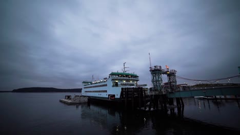 Frühmorgendlicher-Stapellauf-Der-Fähre-Von-Point-Defiance-Nach-Vashon-Island,-Meist-Bewölkt,-Düster,-Ruhiges-Salzwasser