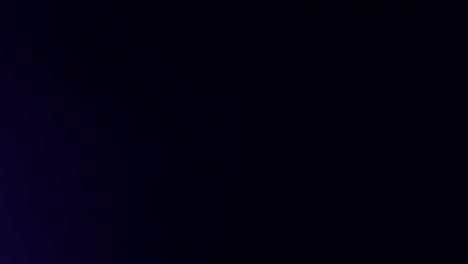 rayos de luz colorida en una habitación oscura de las linternas