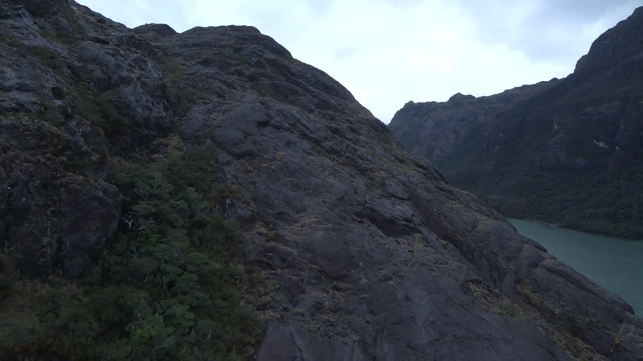 Calbuco Chile Patagonien flod sø natur bjerg træer skyer vinter skumring morgen drone