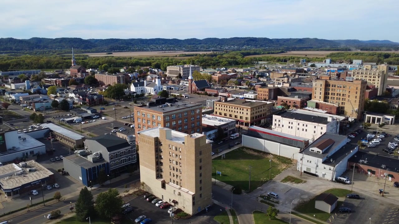 Riprese aeree con drone del centro rurale di Portsmouth, Ohio, sullo sfondo delle colline pedemontane dei Monti Appalachi