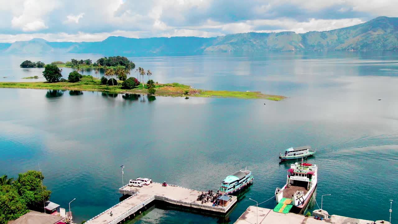 imágenes aéreas de un muelle a lo largo de las aguas cristalinas del lago toba, sumatra
