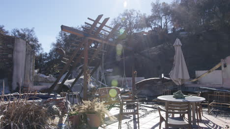 mesa perfectamente parada y columpio frente a una casa quemada en malibu, california