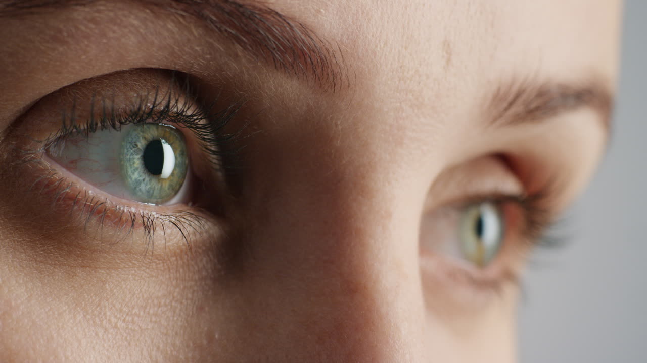 cerrar macro ojos azules que se abren belleza humana natural iris que se contrae