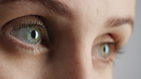 Nahaufnahme-Makroblaue-Augen,-Die-Die-Iris-Der-Natürlichen-Menschlichen-Schönheit-öffnen-Und-Sich-Zusammenziehen