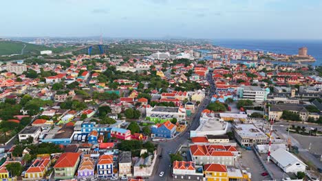 ângulo aéreo alto estabelece patrimônio mundial da unesco edifícios coloridos de otrobanda curacao