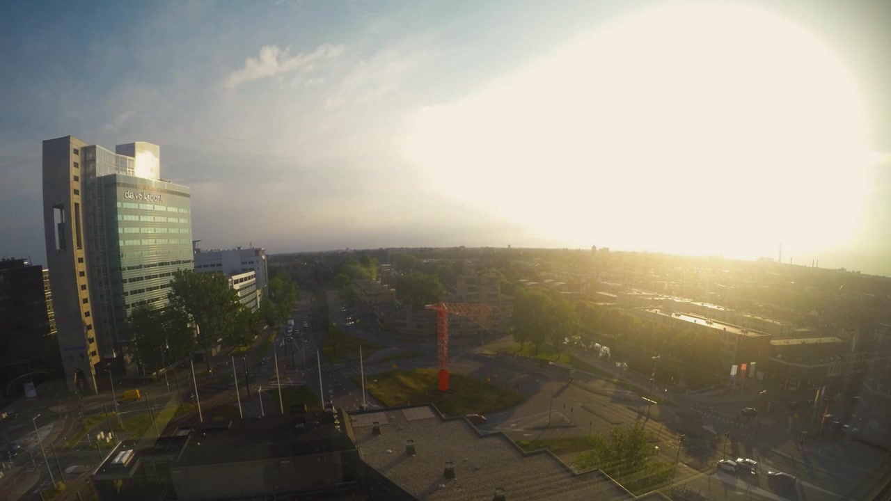 Timelapse do 11º andar de um quarto de hotel acima da cidade de Utrecht