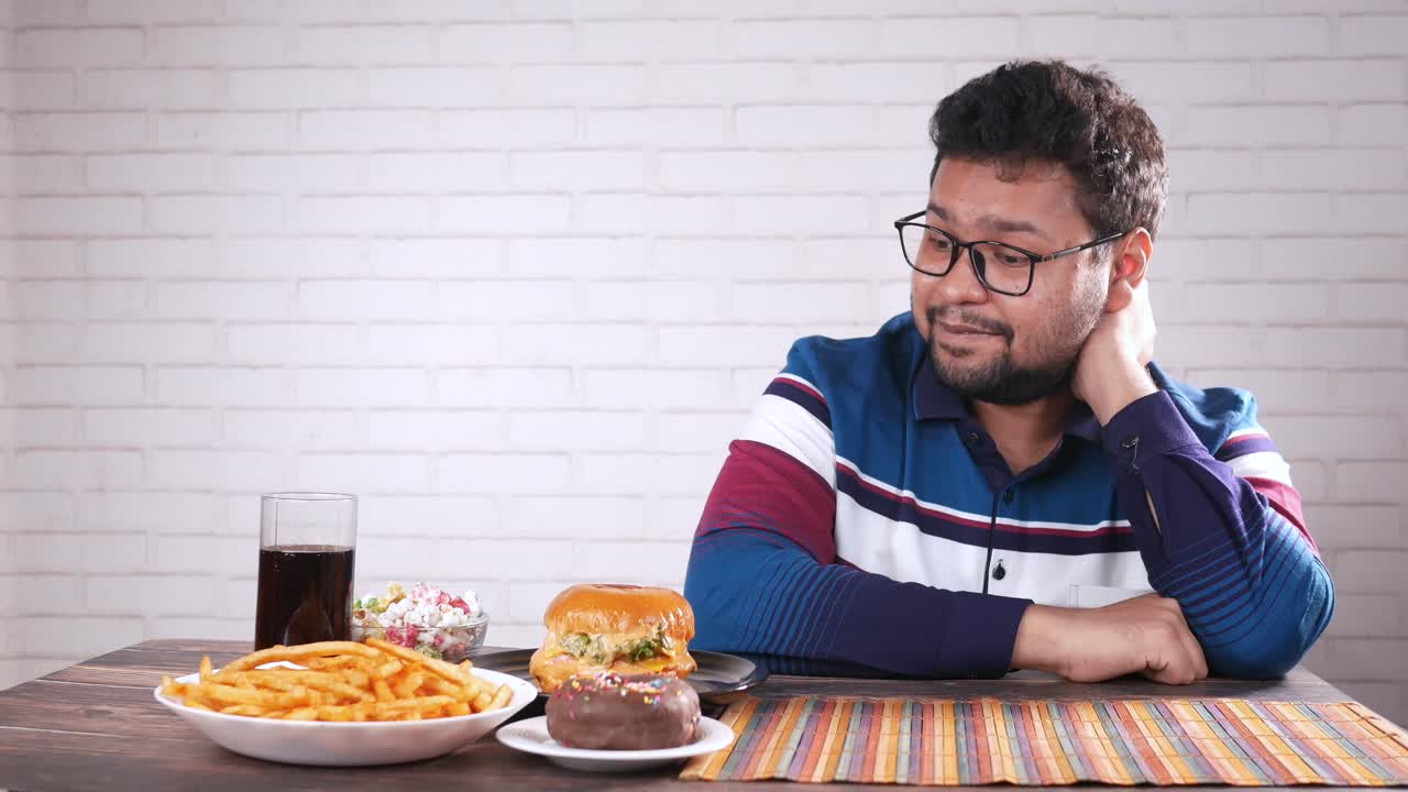 hombre con sobrepeso que se enfrenta a elecciones de alimentos no saludables