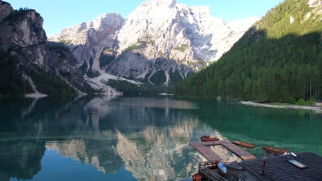 Nach-Oben-Zeigen-Sich-Reflektierte-Berg--Und-Holzboote-Im-Pragser-Wildsee