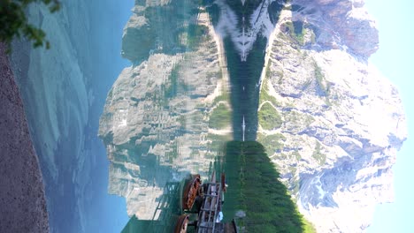 disparo constante captura las aguas tranquilas del lago di braies