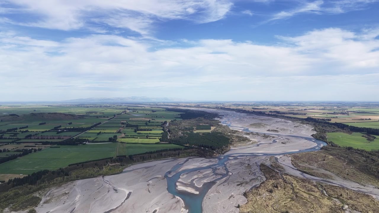 Vista aerea di un fiume a canali intrecciati nel paesaggio dell'Isola del Sud della Nuova Zelanda. Panorama soleggiato con drone di natura incontaminata e corsi d'acqua serpeggianti