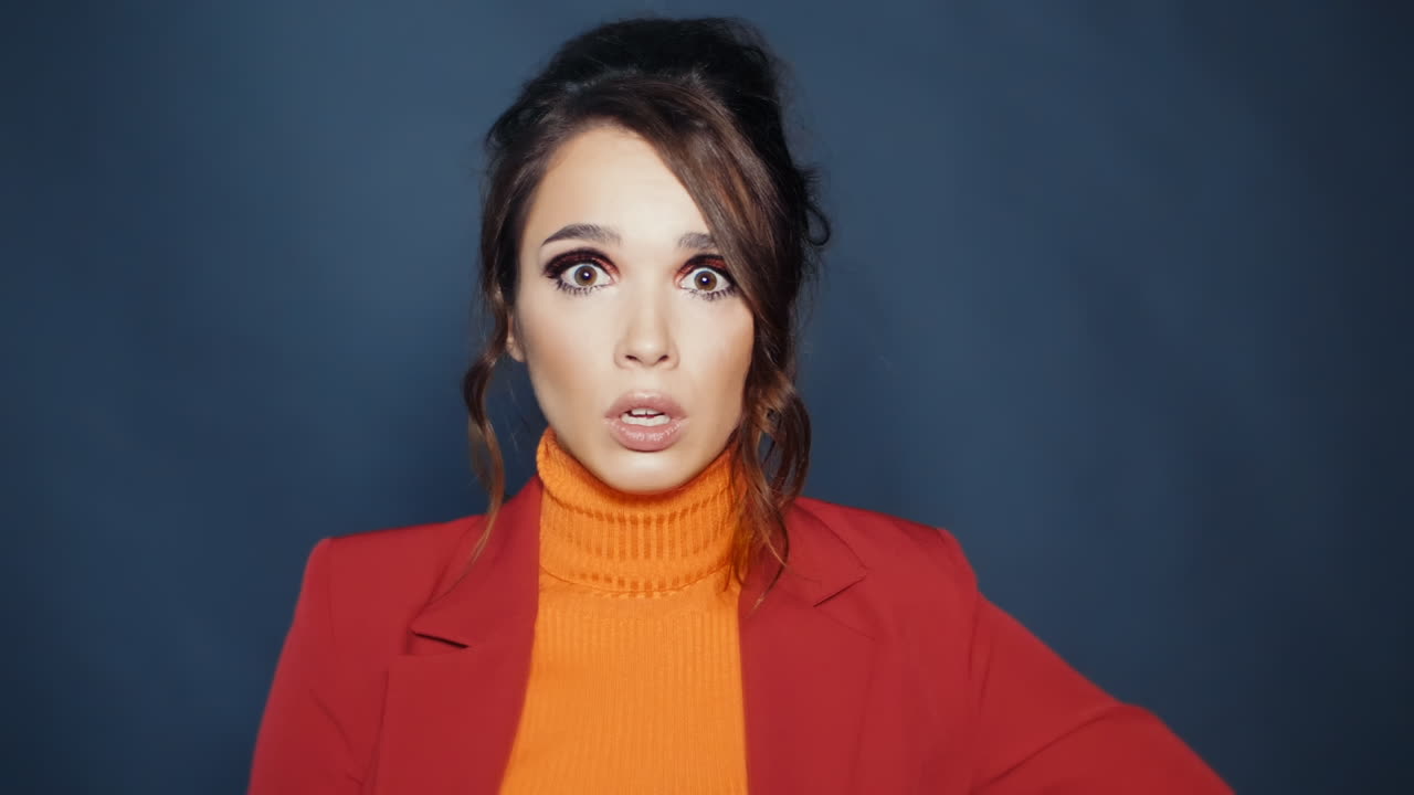 mulher vestida com jaqueta vermelha e suéter laranja expressando uma variedade de emoções