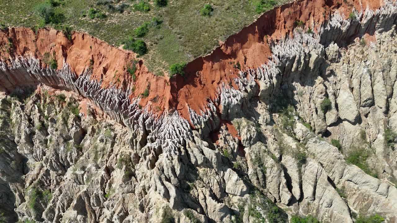 Dettagliato volo di un drone oltre le creste erose e appuntite di Miradouro da Lua (punto panoramico della Luna) nel comune di Belas, provincia di Luanda, Angola, Africa