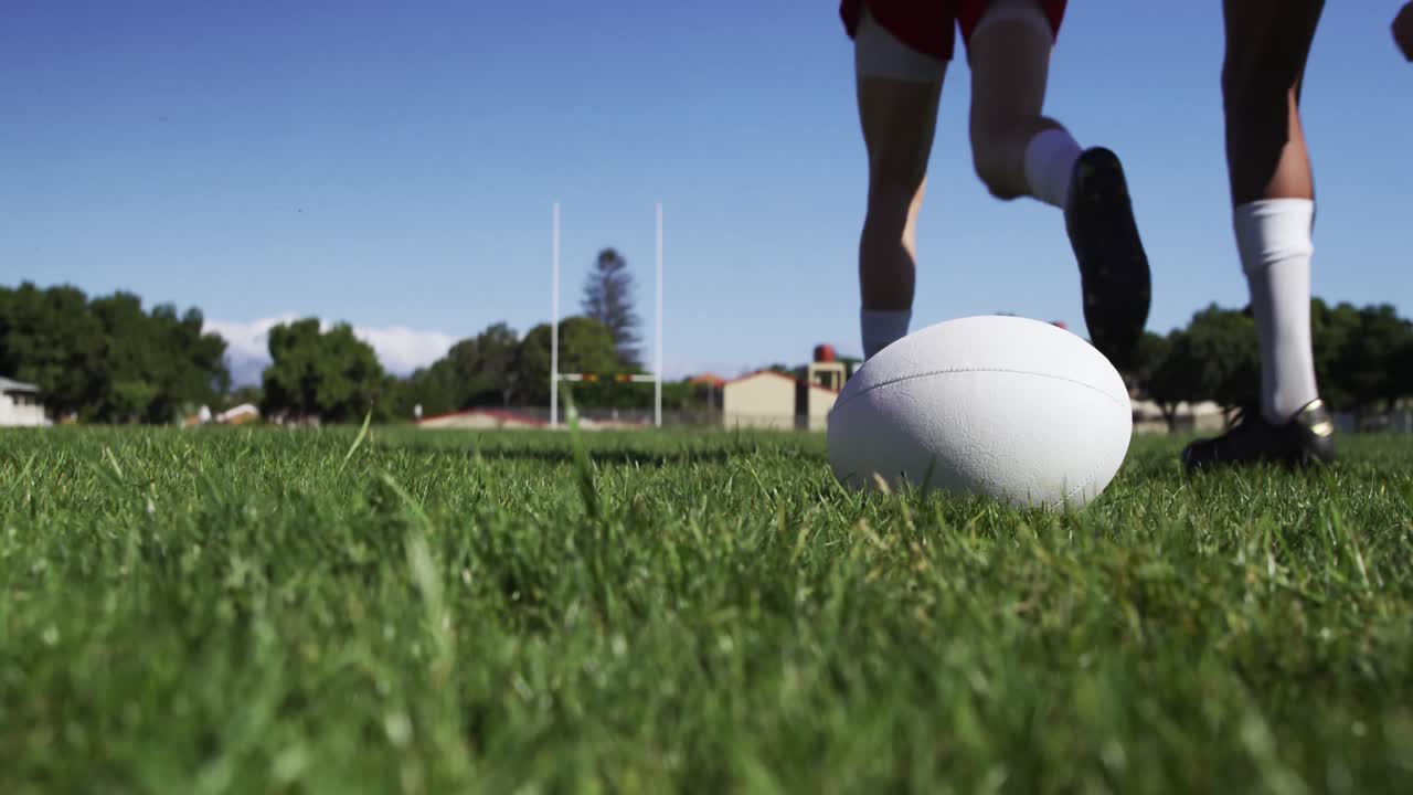 경기장에서 훈련하는 럭비 선수들