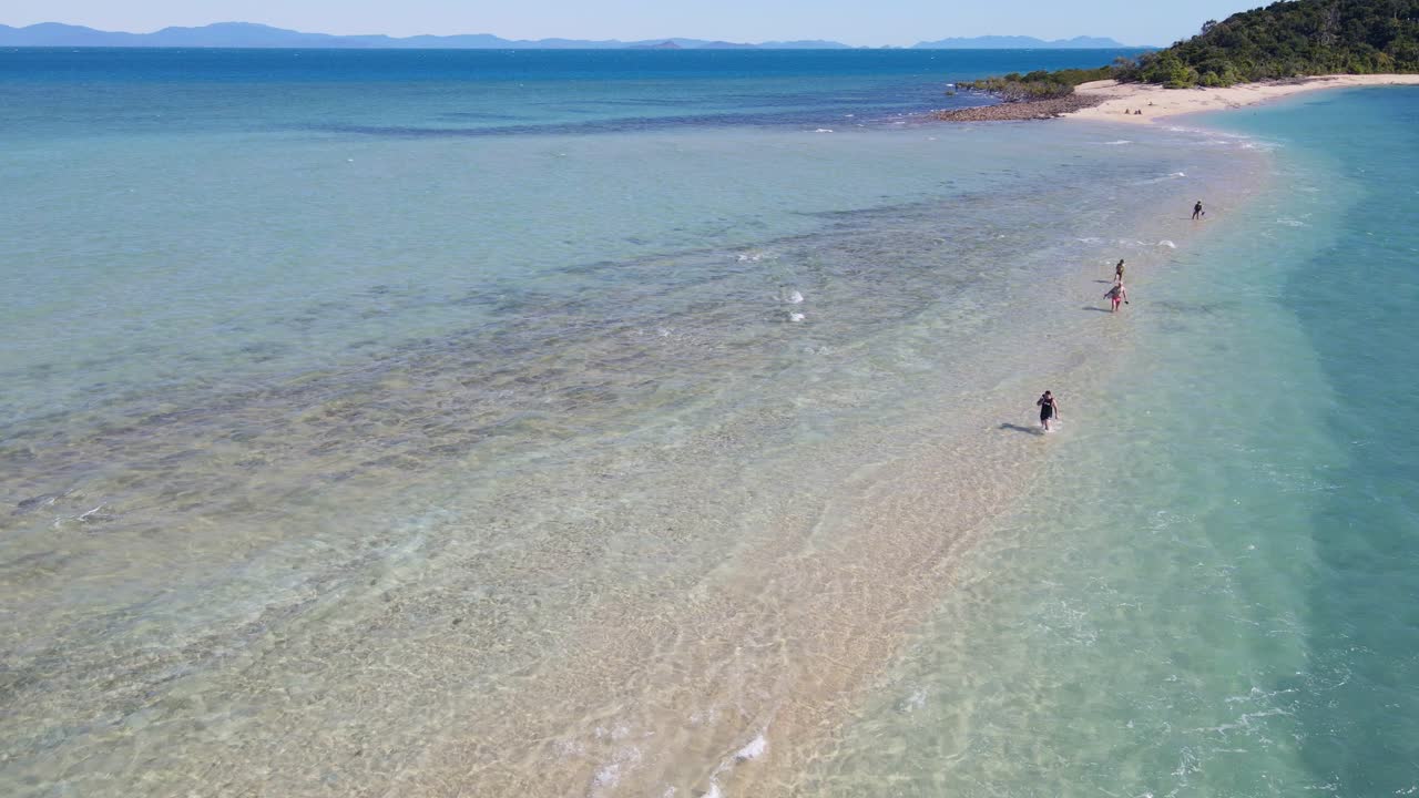 호주 퀸즐랜드에 있는 휘트선데이 제도 국립공원의 랭포드 섬의 긴 모래톱
