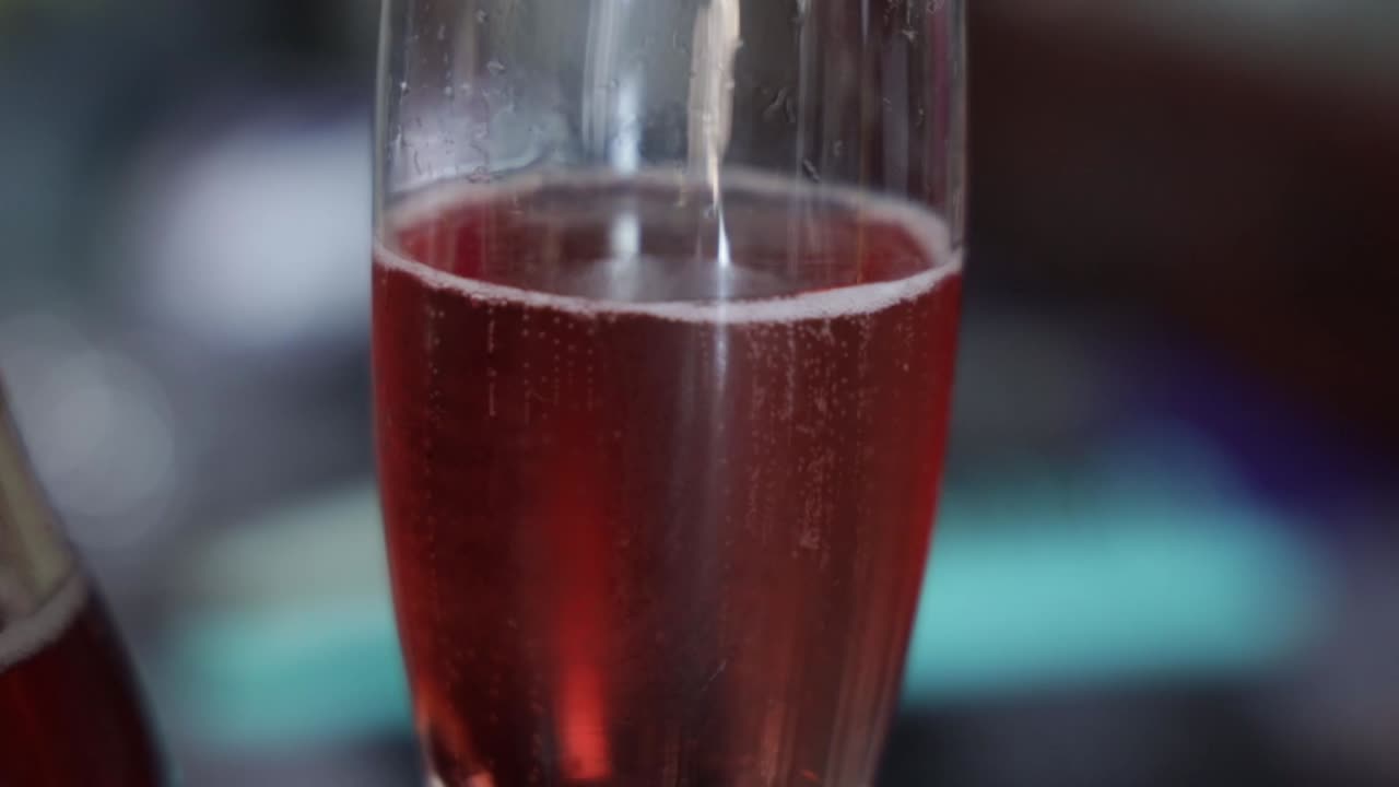 Nahaufnahme von Rosé-Champagner.