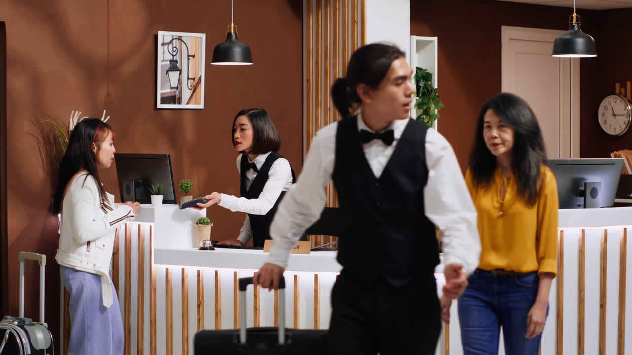 viajero asiático pagando por una habitación de hotel durante el proceso de check-in