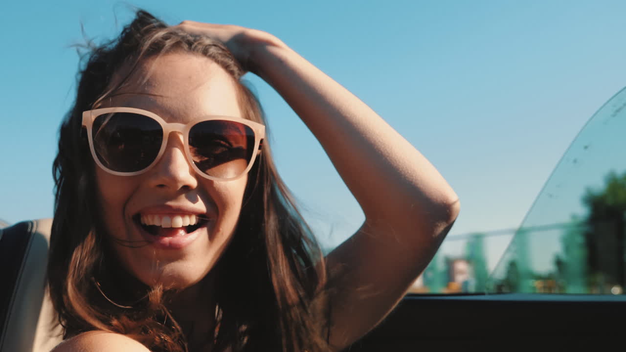 una mujer disfrutando de un viaje de verano.