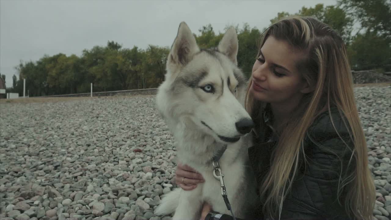 mujer y su perro husky en un parque