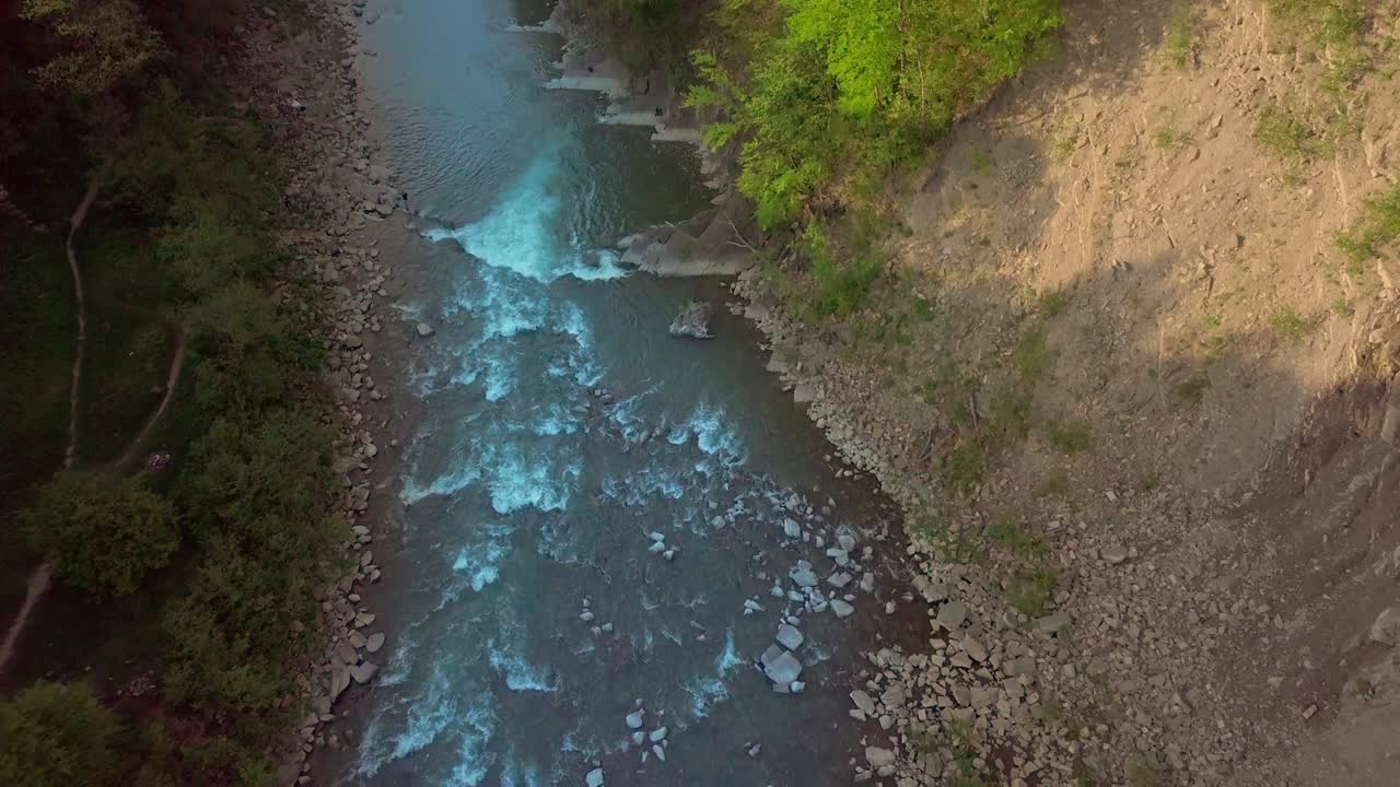 vista aérea. volando sobre el hermoso río de montaña y el hermoso bosque. toma de cámara aérea. paisaje majestuoso. belleza. concepto de naturaleza pura, alimentos naturales, falta de productos químicos