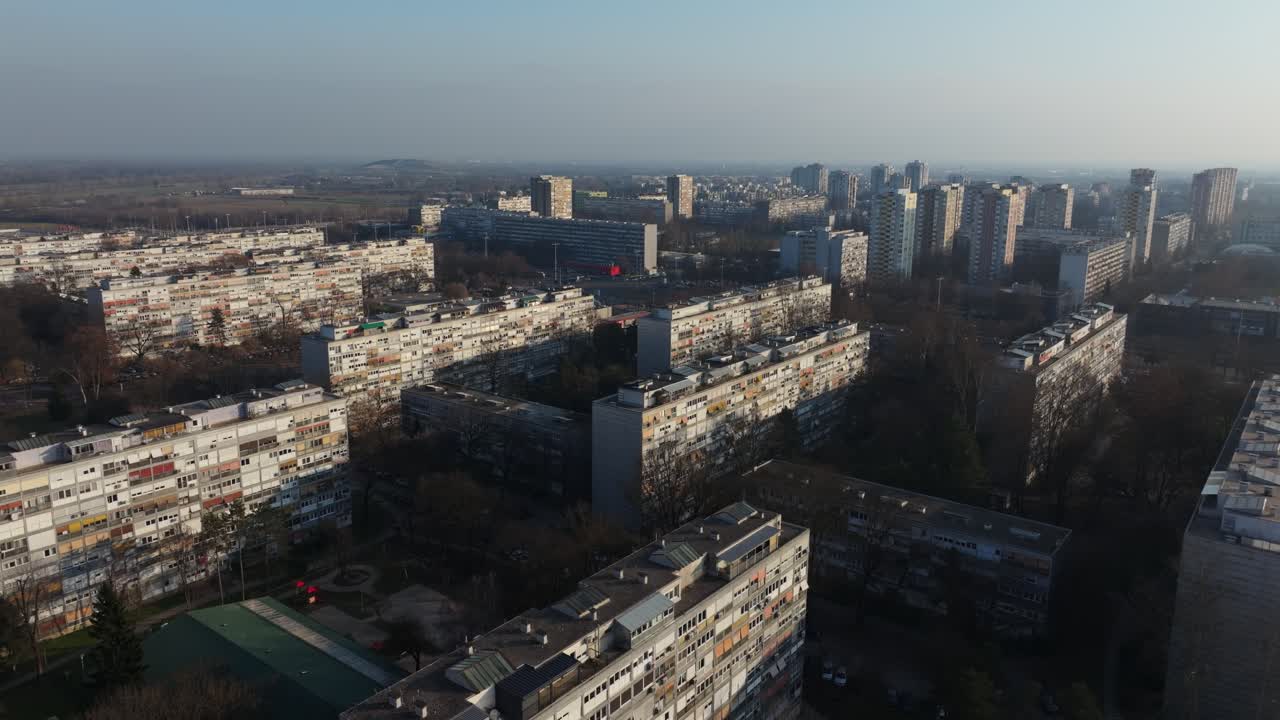 Aerea: quartiere con edifici residenziali di giorno a Zagabria, Croazia, ripresa orbitale con drone.