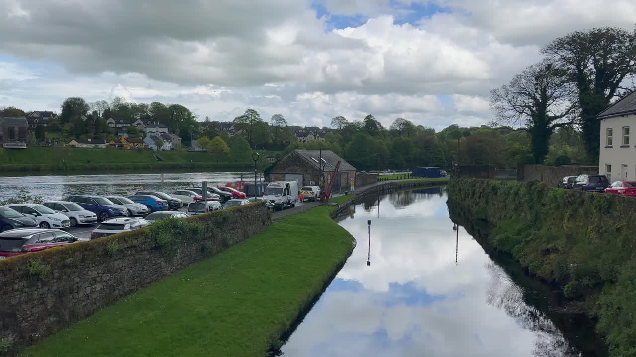 antiguo canal fluvial junto al río shannon en killaloe, irlanda