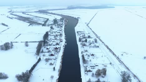 Luftaufnahme:-Das-Dorf-Liegt-Im-Winter-In-Der-Nähe-Des-Flusses