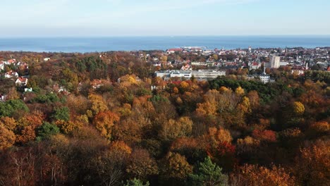 Ciudad-Turística-De-Sopot-Junto-Al-Mar-Báltico-Y-El-Bosque-Otoñal,-Pintoresca-Panorámica-Aérea