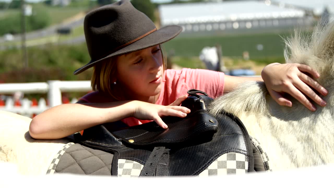 농장에서 말을  ⁇ 는 소녀 4k