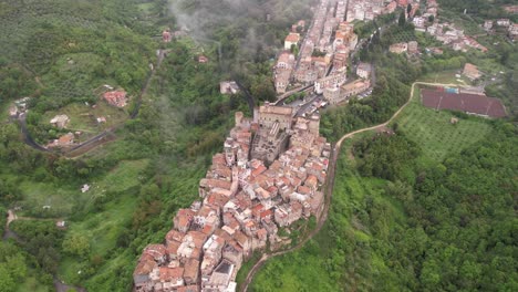 Burg,-Umgeben-Von-Einem-Kleinen-Dorf-Auf-Einem-Schmalen-Bergrücken-Mit-Grünem-Tal