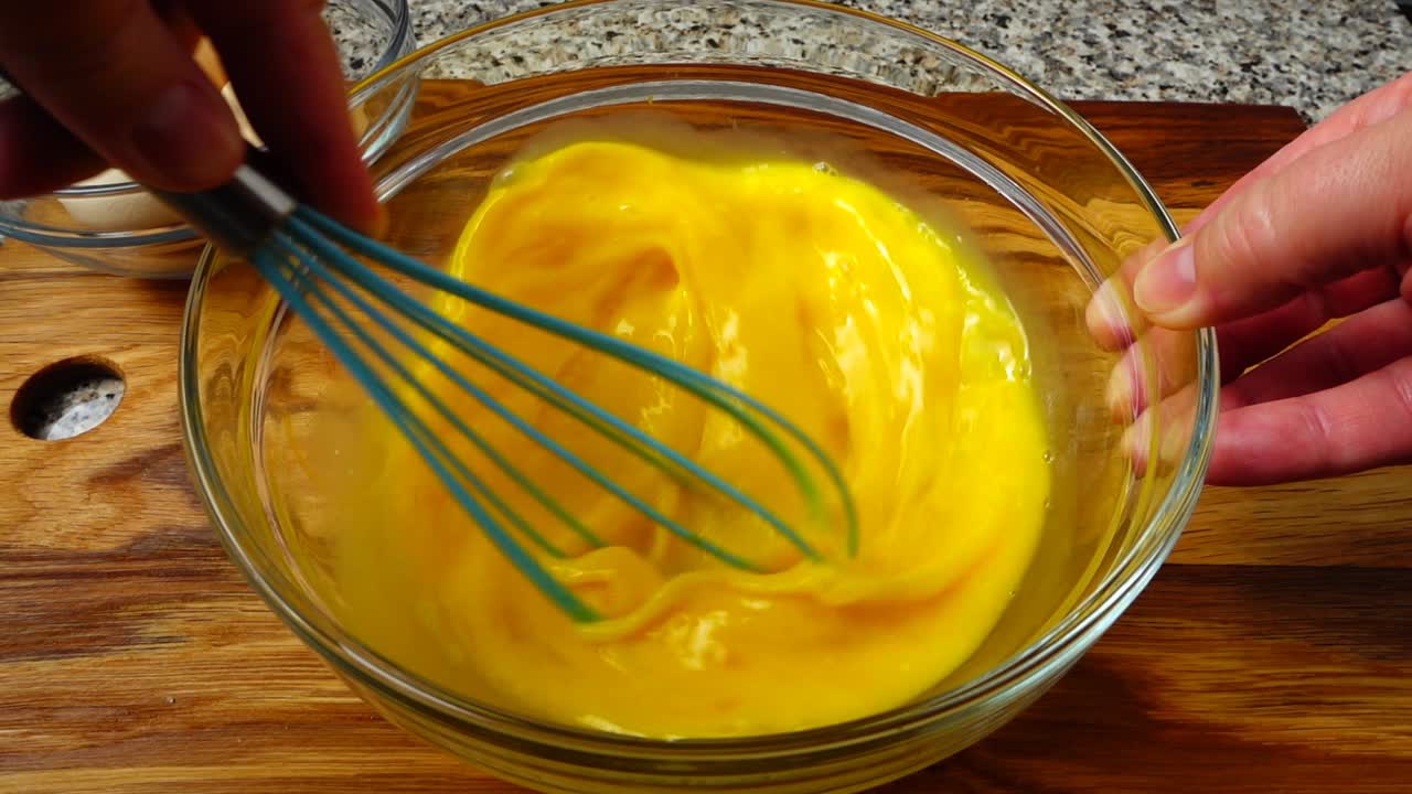 Preparazione di omelette con uova e latte. Rallentatore.