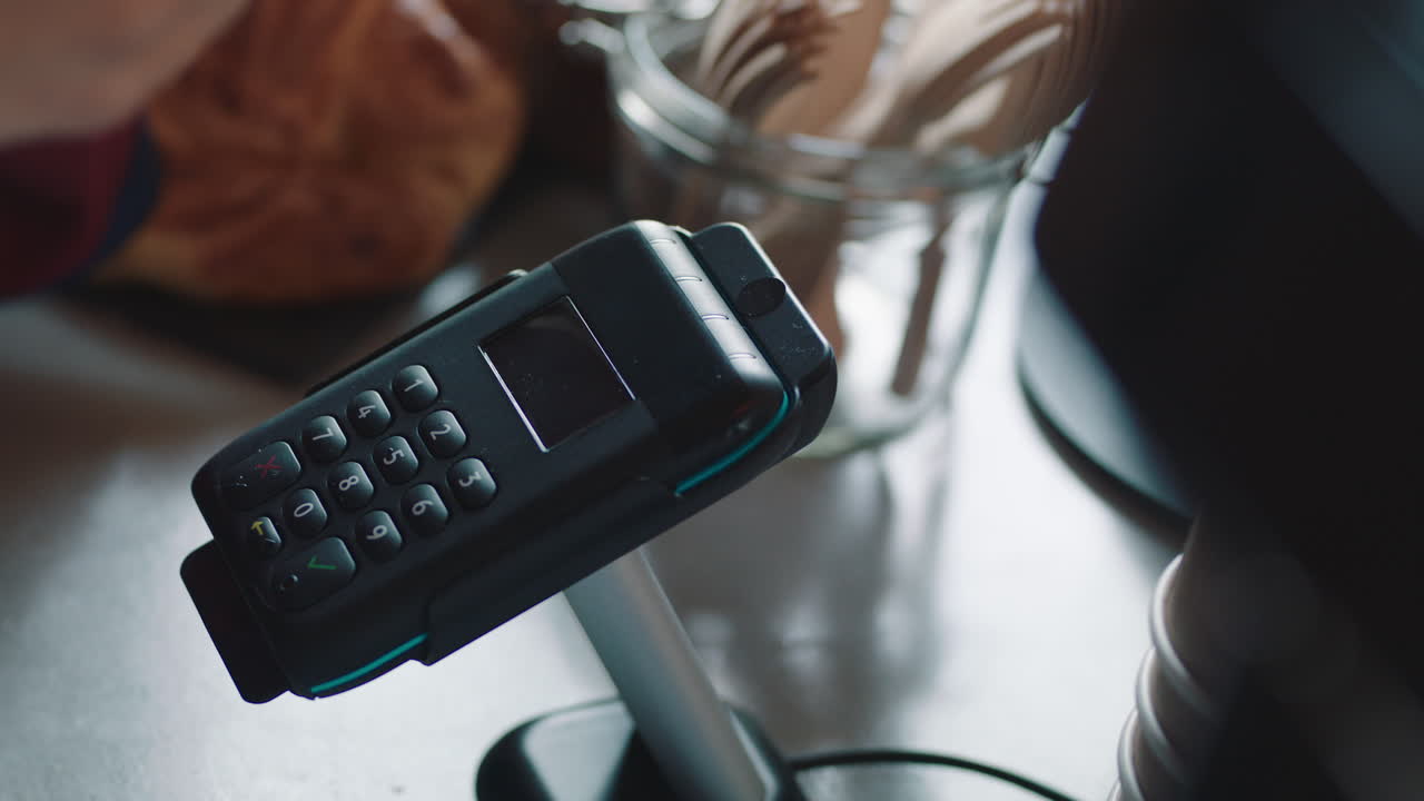 클로즈업 고객이 신용카드를 사용하여 결제합니다. 카페에서 접촉없는 결제, 레스토랑 커피 ⁇ 에서 무선 거래로 돈을 지출합니다.