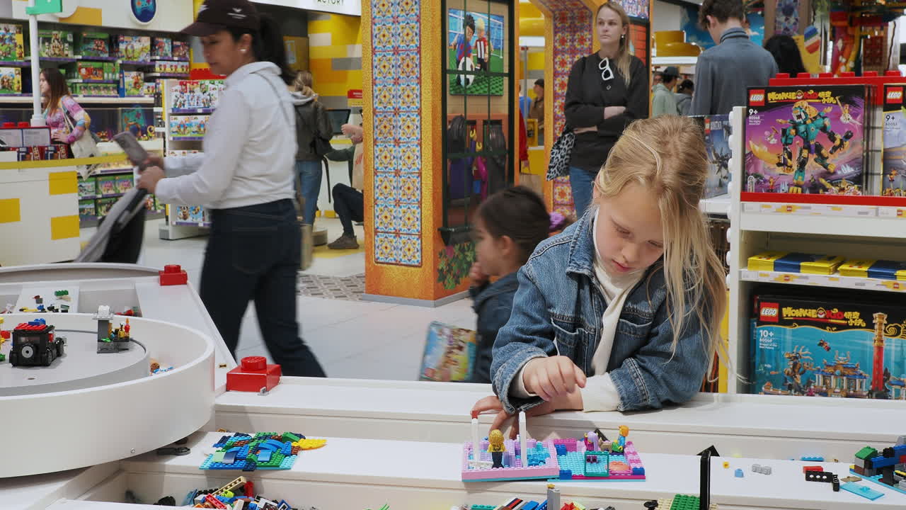 레고 가게에서 레고 블록으로 놀고 있는 소녀