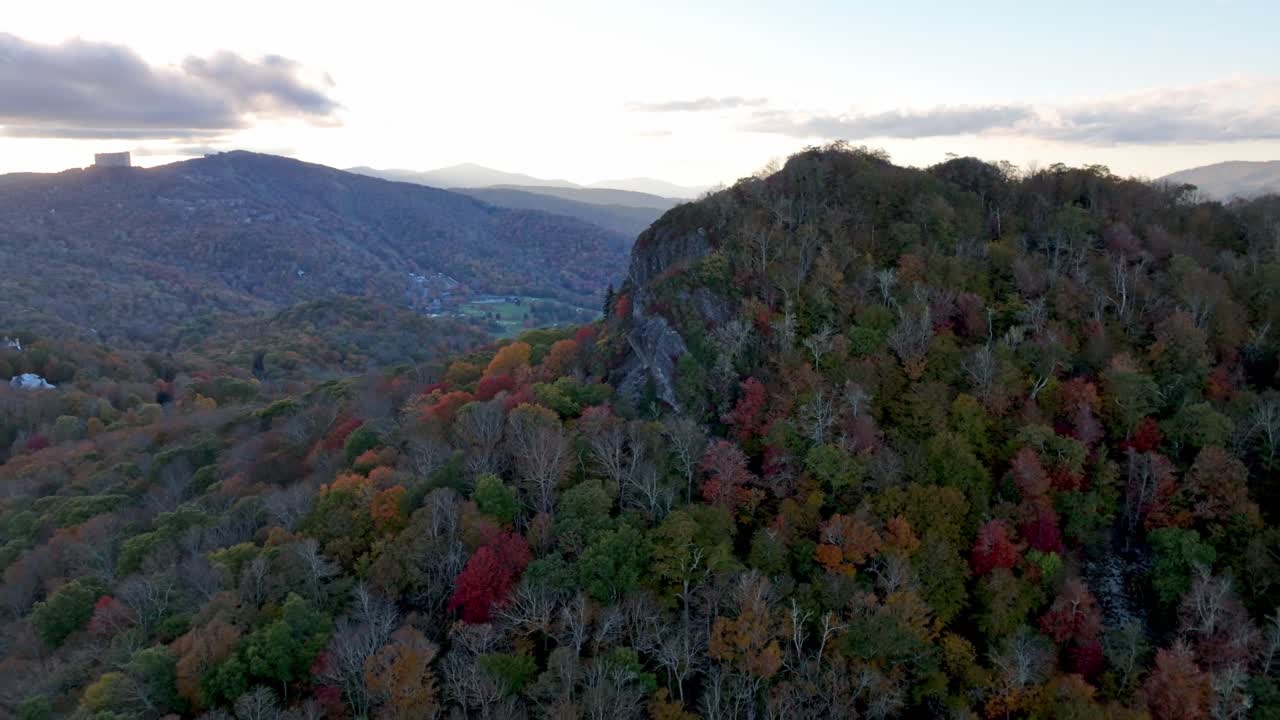 afloramiento de roca cerca de banner elk nc, carolina del norte en otoño