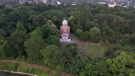 una iglesia solitaria en medio de la exuberante vegetación al anochecer, invocando la serenidad, vista aérea