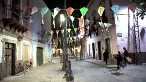 Cometas-Artesanales-Para-Fiestas-Mexicanas-En-El-Centro-De-Guanajuato-1