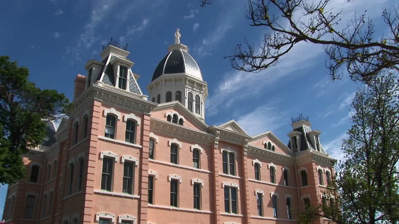 빅토리아 스타일의 붉은 벽돌 건물의 미디엄 샷