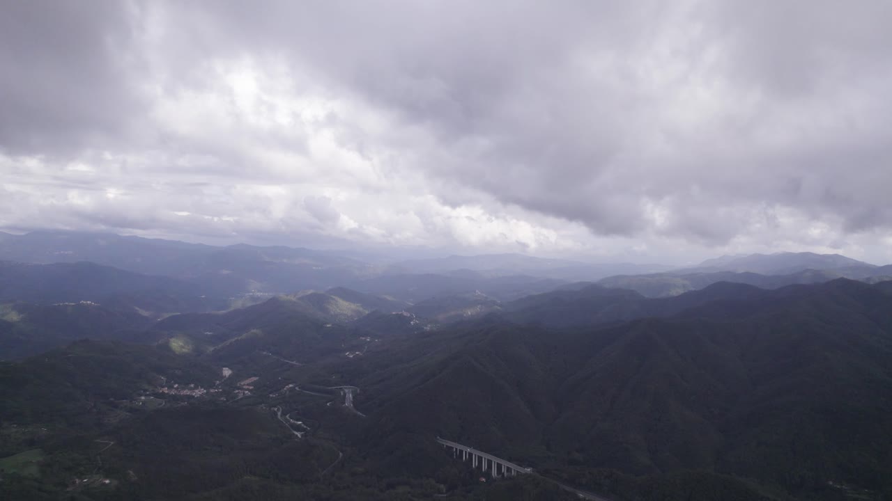 fascinante toma de video volando sobre el área del paso de bracco en italia entre las altas nubes